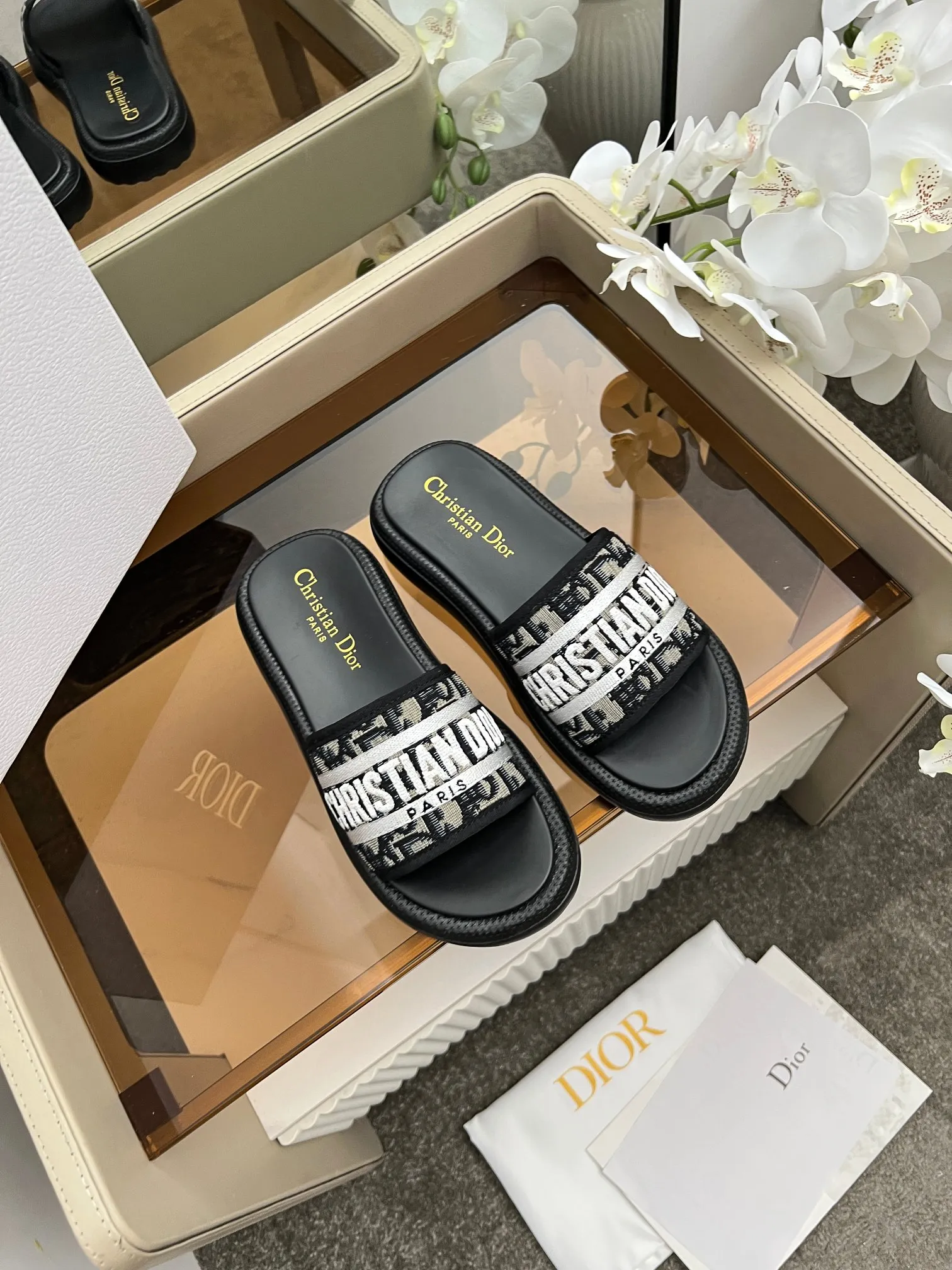 👟👟Ex-factory price 420👟👟 Dior high version slippers, 👏👏2025 new classic model 🔥Purchasing level qualityHigh-end thick-soled slippers in foreign countersHigh version with rust style💋———————————— Upper➕Inner: Original customized special electric embroidery material, Sole: Original mold 1.1 (lightweight) Bottom thickness: heel 5cm, forefoot 3cm, size 35-40 (with full set of packaging, cloth bag handbag, card instructions). You are welcome to place an order in advance, first come first served. Win-win cooperation.